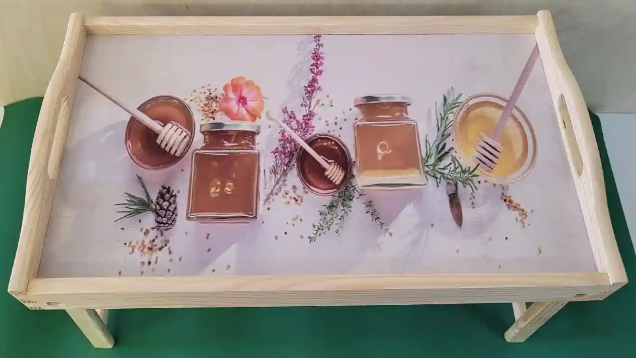 PIKUSA — snídaňový tác s motivem medu ve skleničkách