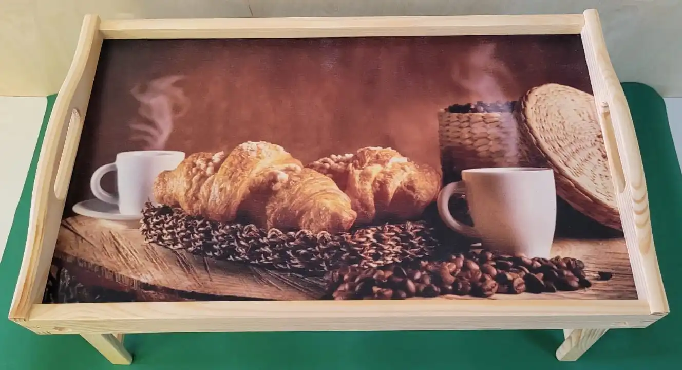 PIKUSA — snídaňový tác s motivem kávy a croissantu