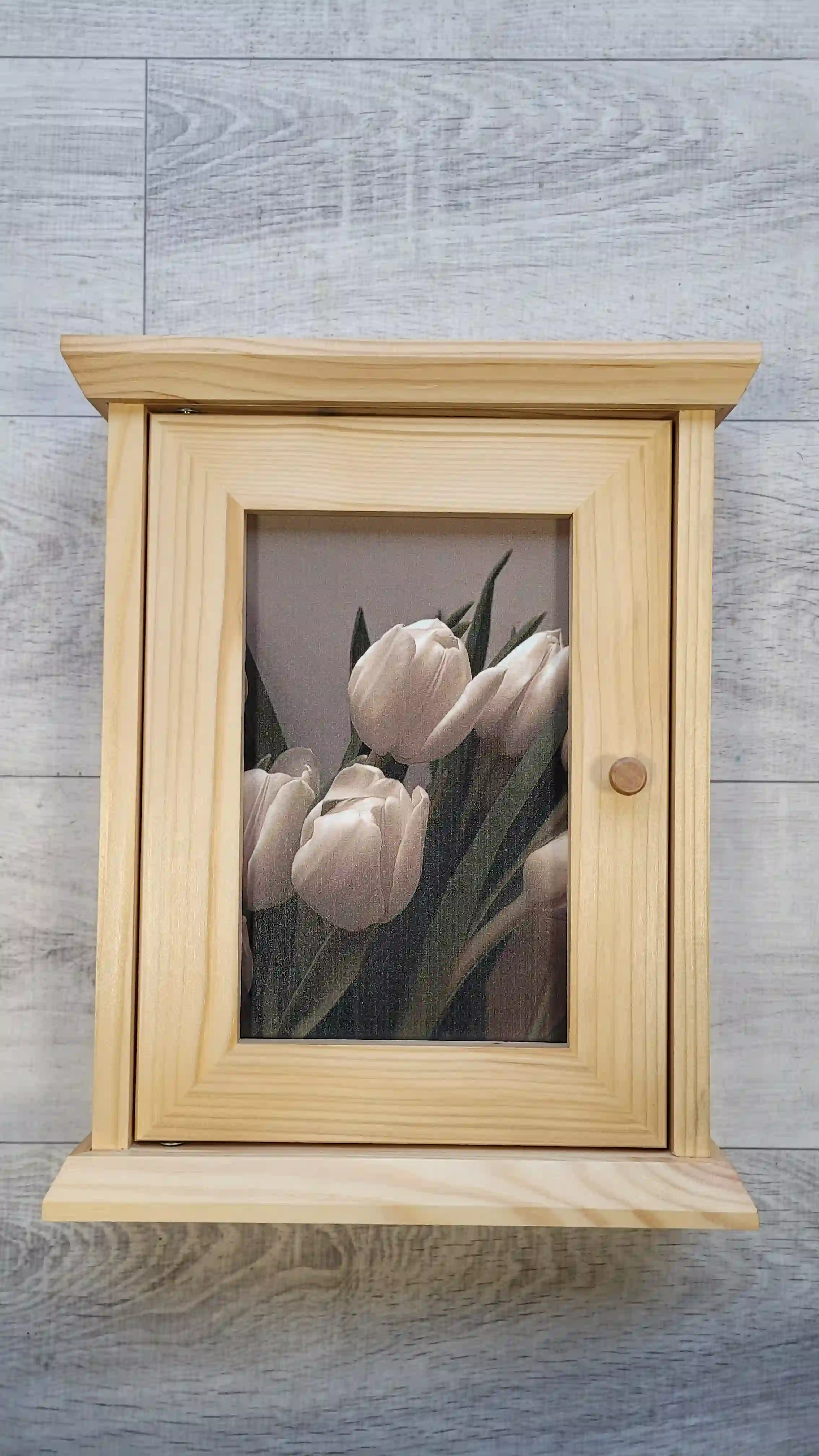 PIKUSA — skříňka na klíče, světlé dřevo, bílé tulipány